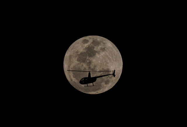  Un helicóptero pasa enfrente de la superluna azul en la ciudad de São Paulo, Brasil. Foto: EFE   