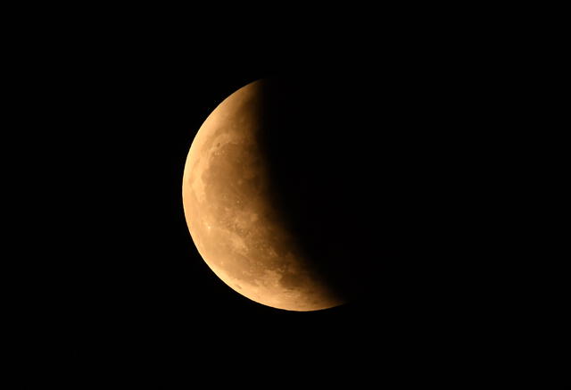 En la provincia de Guwahatii, en India, el eclipse lunar solo se vio en su fase parcial. Foto: AFP