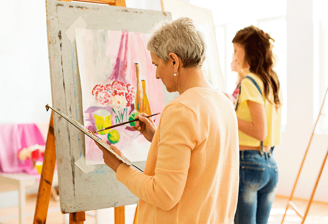 A través de actividades artísticas, los adultos mayores pueden mostrar su creatividad