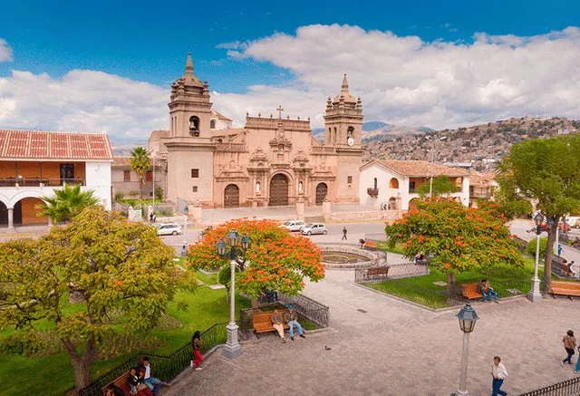 Ayacucho. Grandes altares y finos tallados en las iglesias de esta ciudad