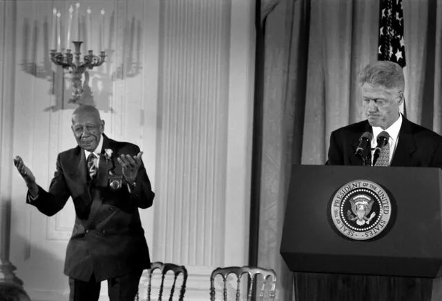 Herman Shaw, uno de los últimos supervivientes del estudio de Tuskegee, al lado del expresidente de EE. UU. Bill Clinton. Foto: Susan Biddle / Washington Post