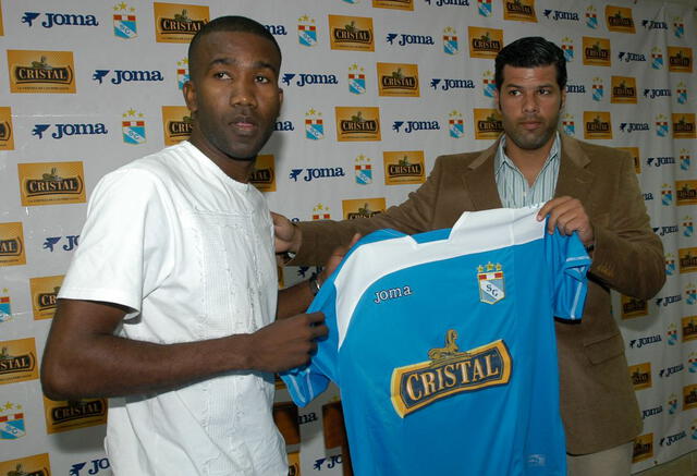 Elkín Murillo firma por Cristal. Foto: prensa del club