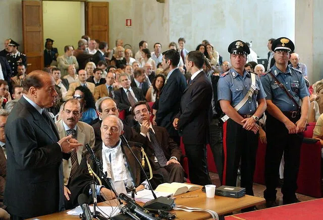  Silvio Berlusconi ante el tribunal en Milán por un presunto soborno a dos jueces en junio de 2003. Foto: El País<br>    