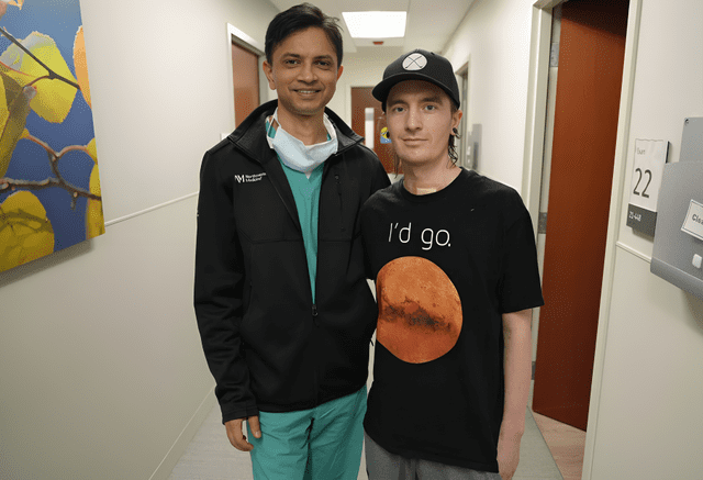  Davey Bauer con el cirujano Ankit Bharat. Foto: People<br>    