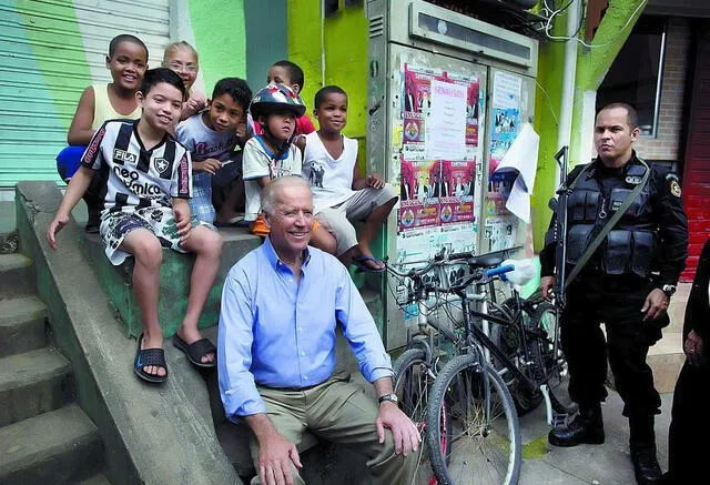  Joe Biden en la favela Santa Marta, en Brasil. Foto: Clarín<br>    