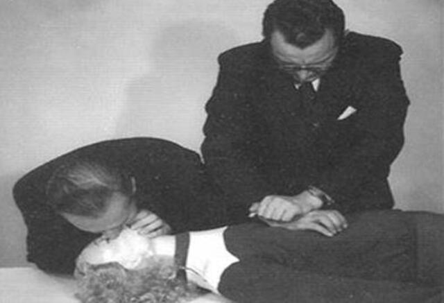 Asmund Laerdal. En 1955, Laerdal, quien había salvado a su hijo de ahogarse, fue contactado para crear un maniquí de entrenamiento en RCP. Foto: ABC   