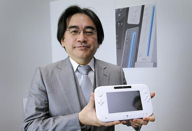  Satoru Iwata con una Nintendo Wii U. Foto: Xataka   