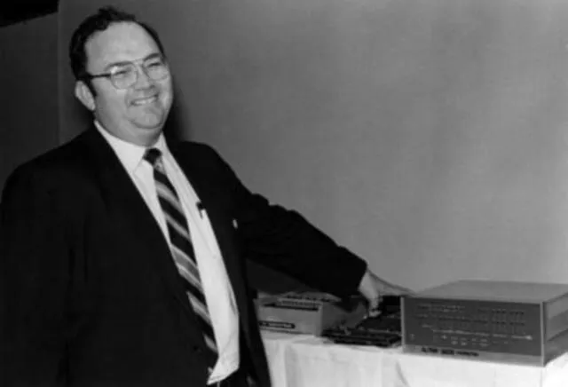  Ed Roberts junto a la Altair 8800. Foto: Xataka   