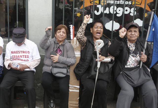 Profesores cesantes y jubilados protestan en el frontis del Congreso. Foto: Marco Cotrina/ La República<br> Profesores cesantes y jubilados protestan en el frontis del Congreso. Foto: Marco Cotrina/ La República<br>