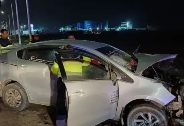 El auto quedó destrozado tras el choque.   