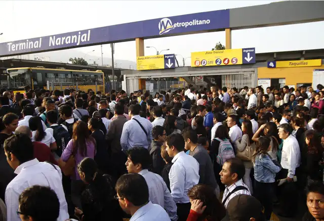  Hacinamiento de pasajeros se agrava en verano. Foto: Jorge Cerdán / La República   