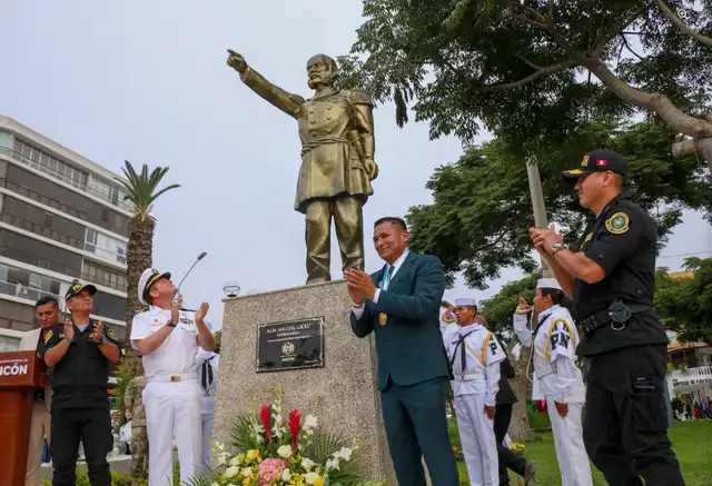  Escultura del Gran Almirante Miguel Grau en renovada plaza. Foto: Municipio de Ancón<br>    