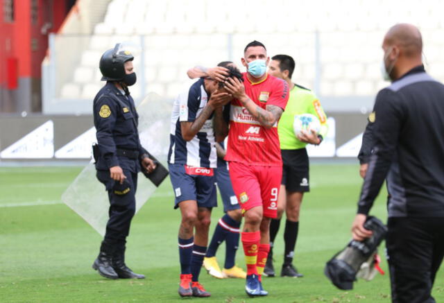 Neumann consuela a Beltrán tras el pitazo final. Foto: Liga 1