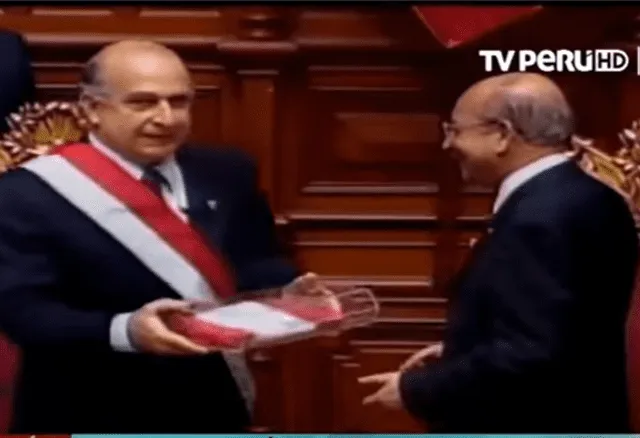 En 2001, Paniagua entregó a Ferrero la banda presidencial y la bandera peruana. Foto: Captura TV Perú.