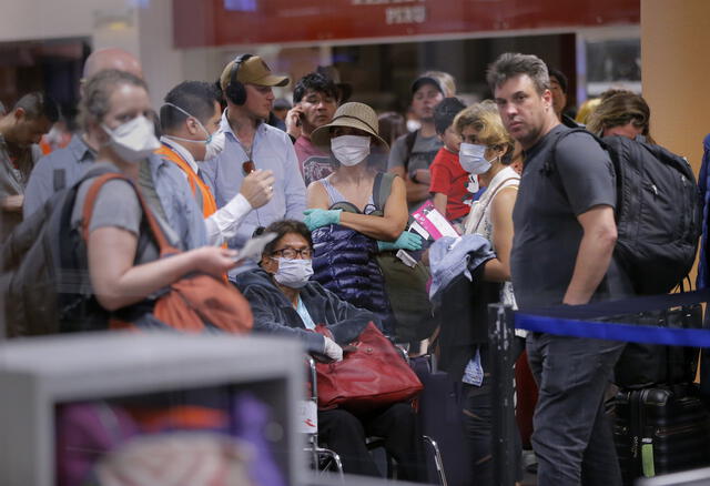 Decenas de pasajeros reclaman vuelos humanitarios tras quedar varados en Lima por el cierre del aeropuerto internacional. Foto: AFP.