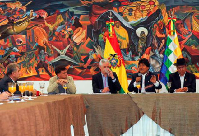 El presidente Evo Morales (2d) se reunió con la comunidad diplomática en Bolivia tras denuncias de fraude electoral
