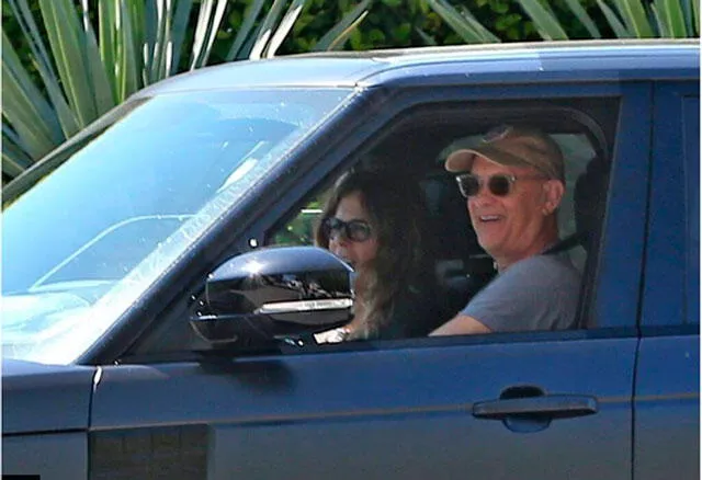 Tom Hanks y Rita Wilson sonríen mientras son fotografiados conduciendo su carro. Foto: Instagram