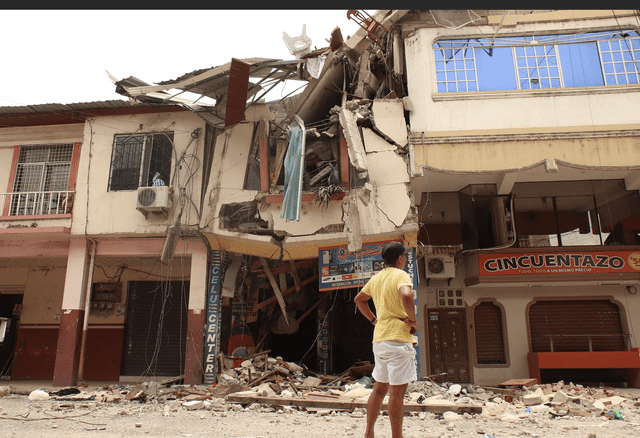Terremoto en Ecuador: hombre que rescató a su esposa e hija de los escombros 