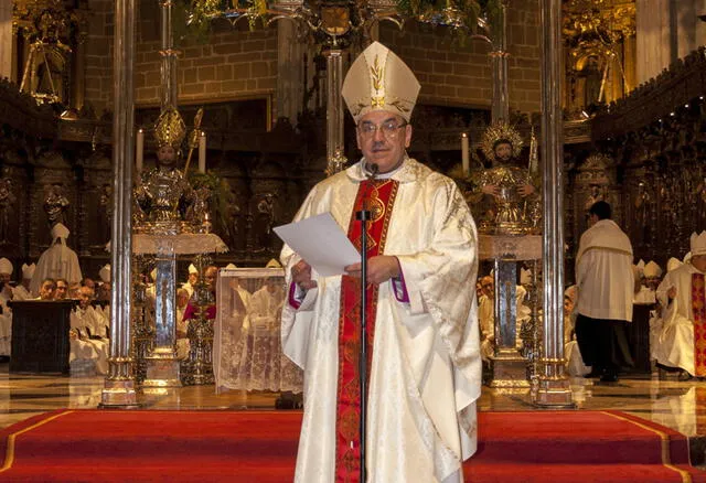 El estafador se hace pasar por el arzobispo Florencio Roselló. Foto: Navarra Televisión. El estafador se hace pasar por el arzobispo Florencio Roselló. Foto: Navarra Televisión.