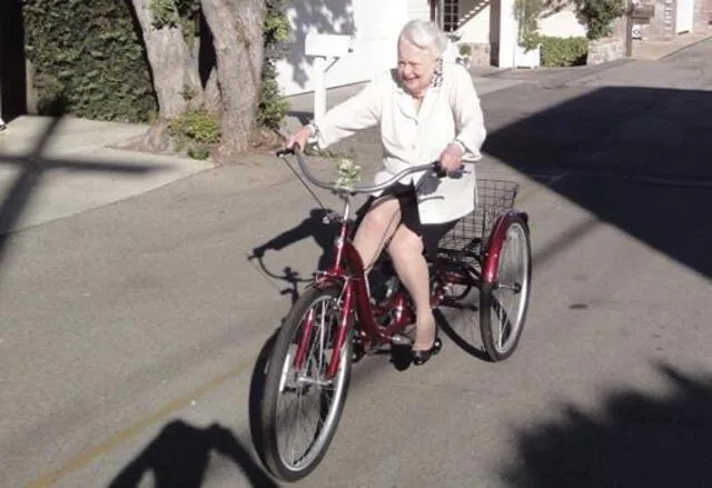 Olivia de Havilland montando bicicleta, en 2019. (Foto: Twitter)