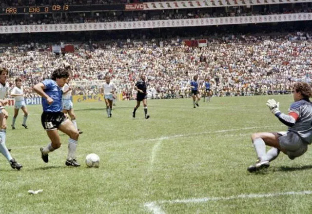 Cuatro minutos después de anotar usando 'La mano de Dios', Maradona marcaría el 'Gol del siglo'. Dejó a 6 ingleses en el camino y definió cruzado.