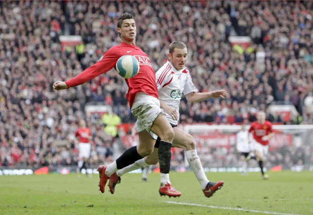 Cristiano Ronaldo peleando una pelota con Fabio Aurelio del Liverpool en el 2008. Foto: EFE