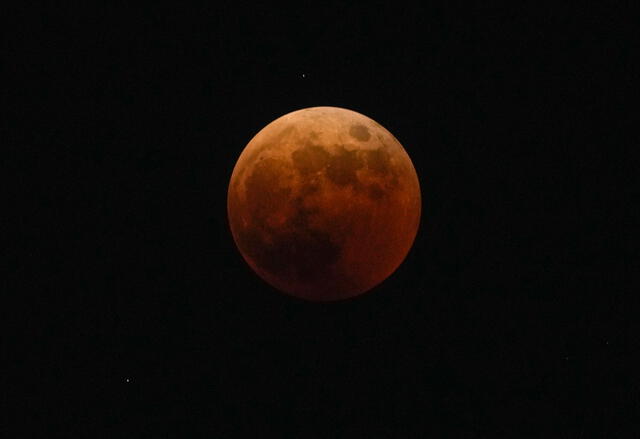 Fotografía del eclipse lunar total o luna de sangre del 8 de noviembre tomada desde Seúl, en Corea del Sur. Foto: EFE / Kimimasa Mayama