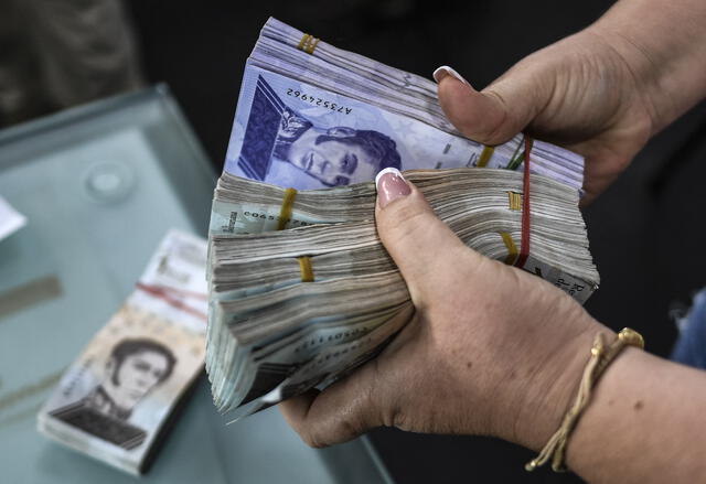 &nbsp;El salario mínimo en Venezuela equivale a 5.25 dólares, según el tipo de cambio oficial del Banco Central de Venezuela (BCV).   