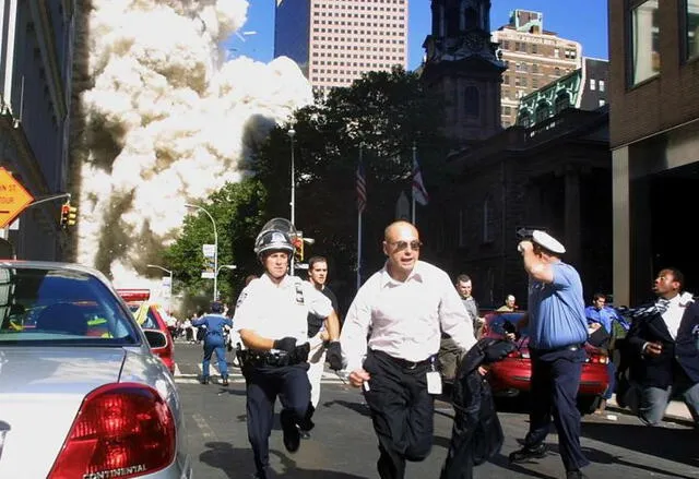  Personas corriendo tras el derrumbe de las torres. Foto: Medio Tiempo<br>    