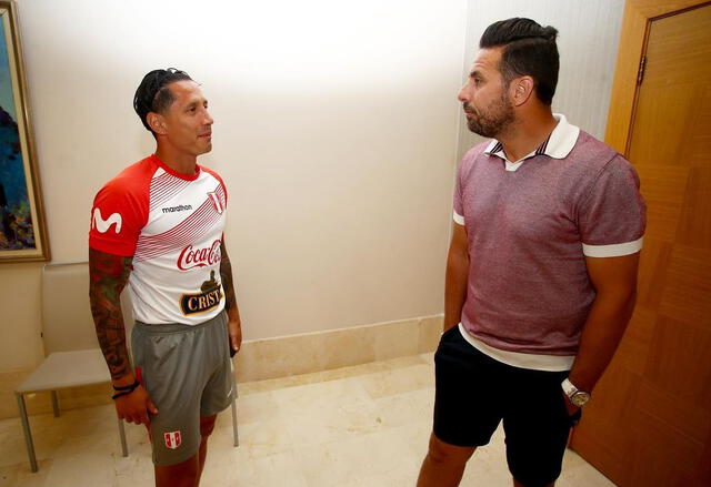Gianluca Lapadula y Claudio Pizarro conversando en Barcelona. Foto: Renato Sifuentes   