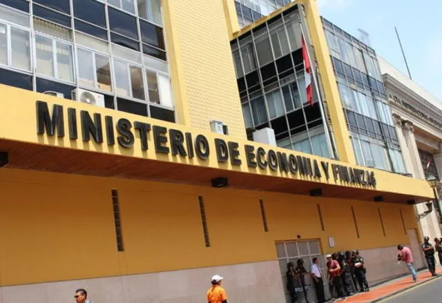  El MEF ofrece 12 empleos con sueldos que van desde los S/4.000 hasta los S/10.000. Foto: Andina   