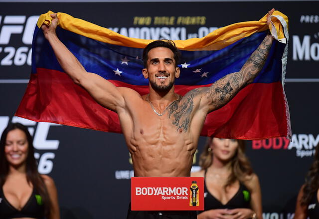 Omar Morales en un pesaje oficial con la bandera venezolana. Foto: UFC   