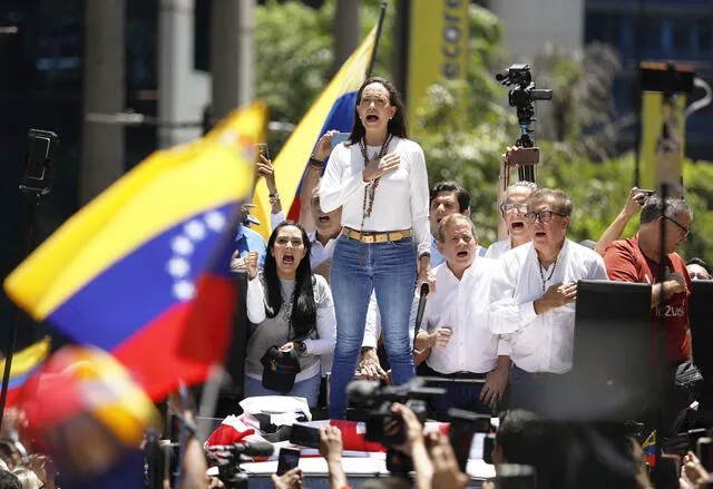 La líder opositora negó la afirmación del Gobierno de Nicolás Maduro, que había declarado previamente que la exdiputada "había huido del país hacia España". Foto: AFP   