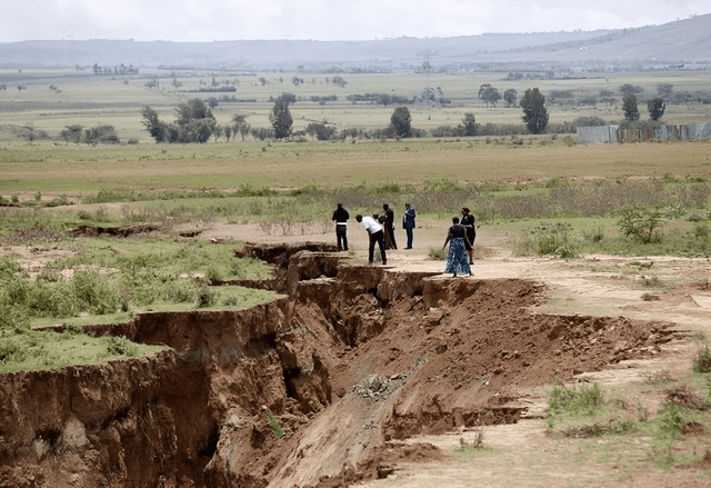  The East African Rift, extending from the Red Sea to Mozambique, signifies a gradual continental separation, accompanied by seismic and volcanic activity. Image: Clarín<br>    