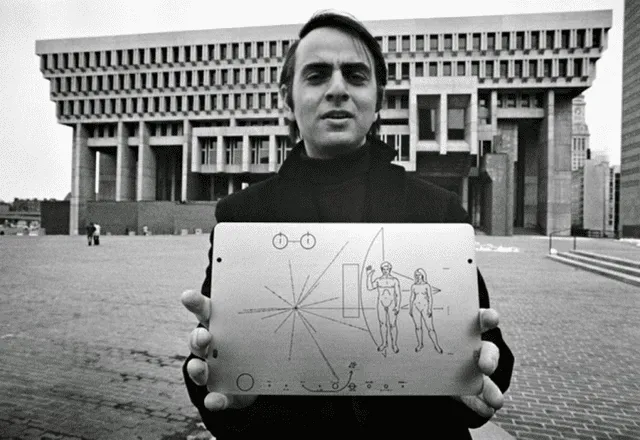 Carl Sagan enseñando la placa de la sonda Pioneer 10. Foto: difusión
