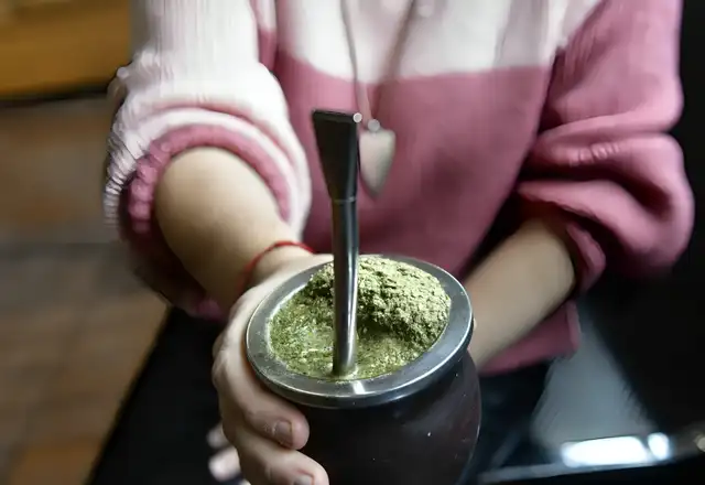 En Argentina, cada 30 de noviembre se celebra el Día Nacional del Mate, una fecha que homenajea esta tradicional bebida y su importancia cultural. Foto: iStock   
