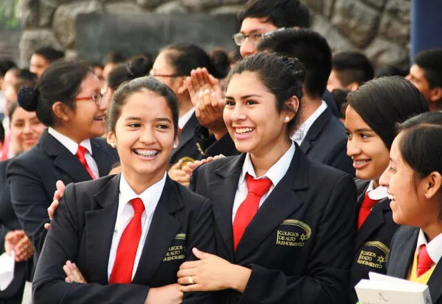 El Colegio Mayor-COAR Lima fue el primero en el Perú en tener bachillerato internacional en 2012. F