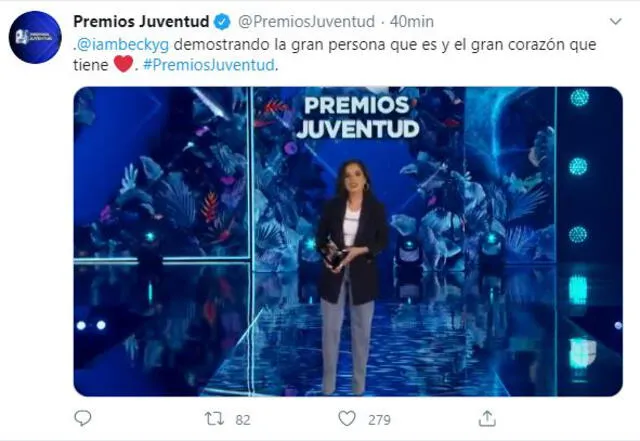 Becky G recibe reconocimiento. Foto: Premios Juventud / Twitter