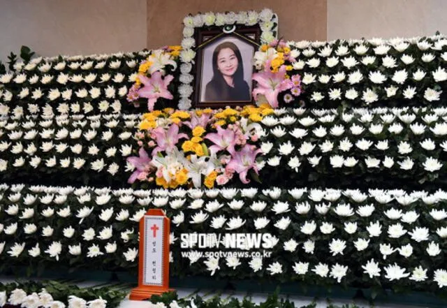 Arreglos florales en la despedida a la actriz Chun Jung Ha. Foto: SpoTVNews