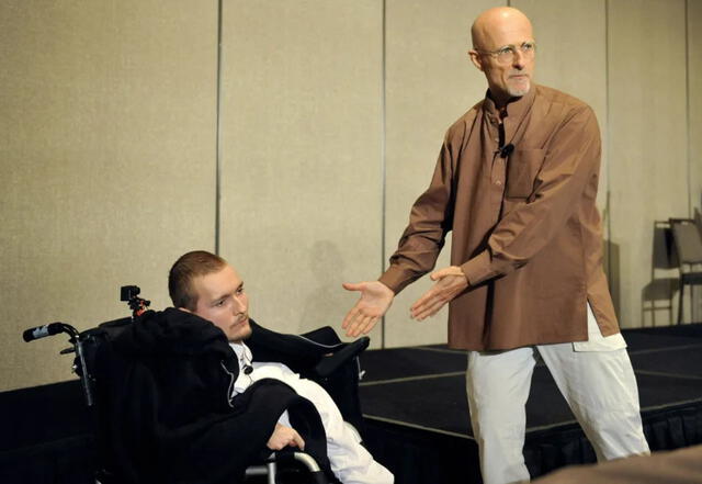 Sergio Canavero al lado de Valery Spiridonov, un hombre con discapacidad que iba a incribirse como voluntario en uno de sus experimentos. Foto: Rex Features