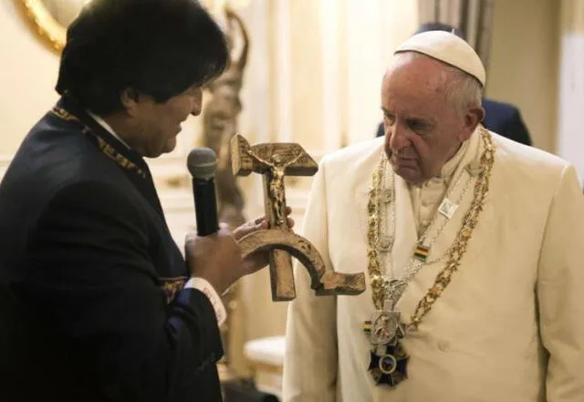 La imagen de Evo Morales y el Papa Francisco despertó indignación en la opinión pública.
