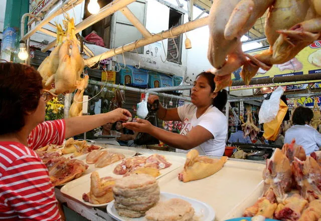 Diferentes mercados minoristas ofrecen el kilo de pollo entre S/8.00 hasta los S/10.00. Foto: Andina.   