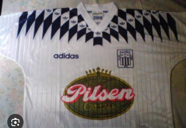  Camiseta de Alianza Lima marca Adidas 1996. Foto: @CesarZP/X   