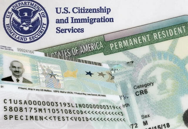  La green card permite a su titular solicitar la ciudadanía estadounidense después de cumplir con ciertos requisitos de residencia y otros criterios. Foto: Diestra La Revista   