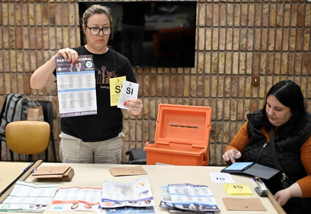 Más de 2,7 millones de uruguayos votaron en esta elección crucial, que también incluyó plebiscitos sobre jubilaciones y allanamientos nocturnos. Foto: AFP   