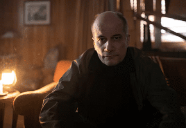 'Lucas' da vida a uno de los mejores amigos de Juan Salvo. Foto: Netflix.    