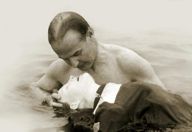 Asmund Laerdal, el creador de la muñeca, con el modelo original de Resusci Anne. Foto: Medicine Museum Asmund Laerdal, el creador de la muñeca, con el modelo original de Resusci Anne. Foto: Medicine Museum