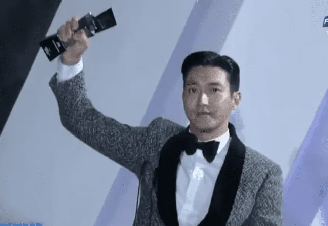 Choi Siwon ganó el "Best Actor" en los AAA 2019.