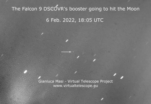 Fotografía del cohete Falcon 9 (punto nítido) durante su travesía por el espacio. Alrededor de él, varias estrellas lucen como brillos ligeramente alargados. Foto: Gianluca Massi / Virtual Telescope Project