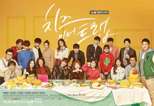 Moon Ji Yoon en el extremo derecho participó en el exitoso dorama Cheese in the Trap (tvN, 2016).